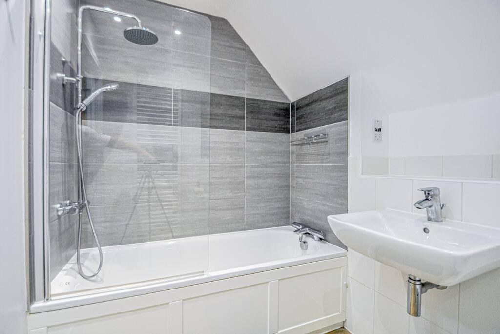 Entire House Sleeps 8 Near The River Thames Μεϊντενχέντ Εξωτερικό φωτογραφία